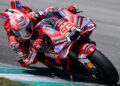 Marc Marquez mengendarai motor Ducati bernomor 93 saat menikung di lintasan