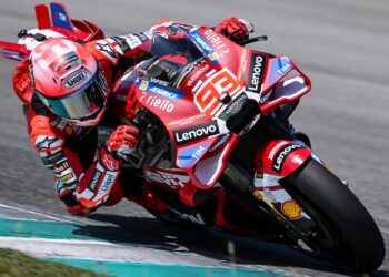 Marc Marquez mengendarai motor Ducati bernomor 93 saat menikung di lintasan