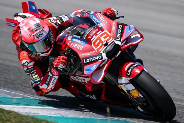 Marc Marquez mengendarai motor Ducati bernomor 93 saat menikung di lintasan