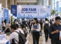 Ilustrasi suasana bursa kerja di dalam gedung dengan pengunjung, stan rekrutmen, dan papan bertuliskan Job Fair DKI Jakarta 2026