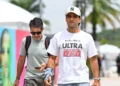 Jorge Martin mengenakan topi putih dan penyangga pada pergelangan tangan kanannya saat berjalan di area paddock