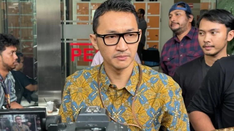 Juru Bicara KPK Budi Prasetyo mengenakan batik dan kacamata saat diwawancarai wartawan