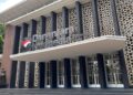 Tampak depan gedung Danantara Indonesia dengan papan nama Danantara Indonesia Sovereign Fund