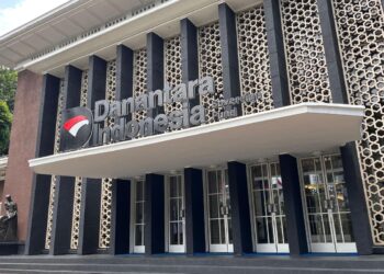 Tampak depan gedung Danantara Indonesia dengan papan nama Danantara Indonesia Sovereign Fund