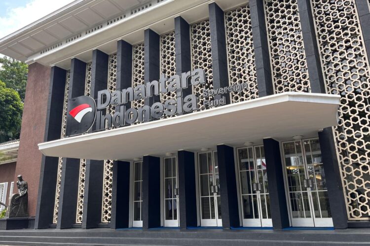 Tampak depan gedung Danantara Indonesia dengan papan nama Danantara Indonesia Sovereign Fund