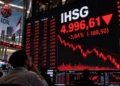 Ilustrasi papan perdagangan IDX menampilkan IHSG 4.996,61, penurunan 3,64 persen atau 188,50 poin, dengan grafik saham merah