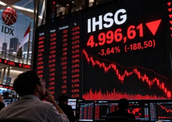 Ilustrasi papan perdagangan IDX menampilkan IHSG 4.996,61, penurunan 3,64 persen atau 188,50 poin, dengan grafik saham merah