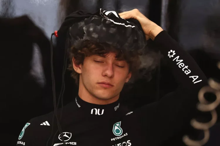 Kimi Antonelli mengenakan pakaian balap Mercedes dengan kantong pendingin di kepala