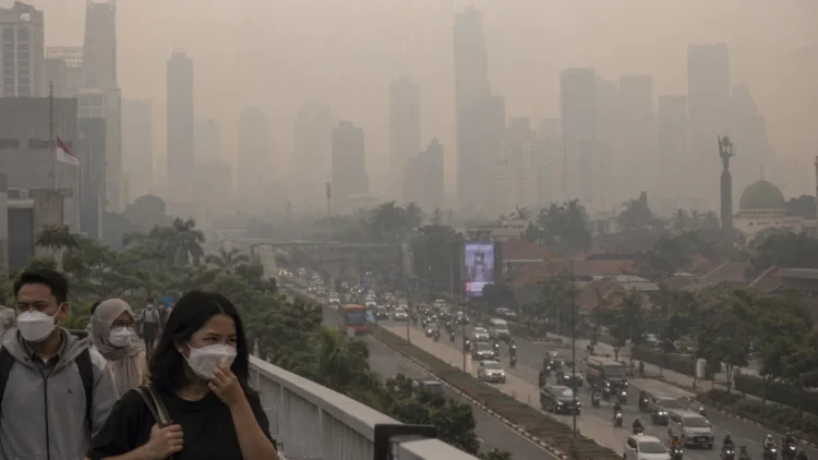 Ilustrasi warga mengenakan masker di jembatan penyeberangan dengan gedung perkotaan dan jalan raya yang tampak berkabut di belakangnya