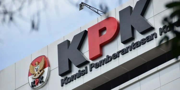 Logo KPK dan tulisan Komisi Pemberantasan Korupsi pada bagian luar gedung