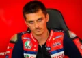 Luca Marini mengenakan seragam balap Honda HRC Castrol di garasi tim