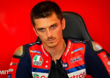 Luca Marini mengenakan seragam balap Honda HRC Castrol di garasi tim