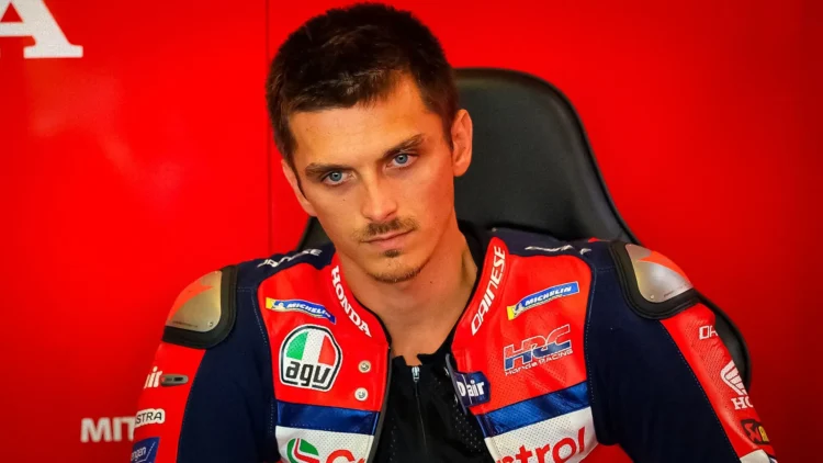 Luca Marini mengenakan seragam balap Honda HRC Castrol di garasi tim