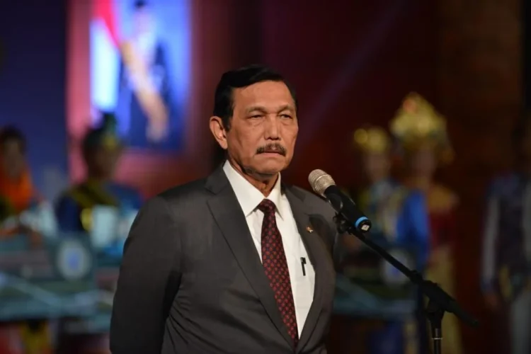 Luhut Binsar Pandjaitan mengenakan jas dan berbicara di depan mikrofon