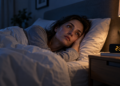 Perempuan terjaga di tempat tidur pada malam hari dengan jam digital menunjukkan pukul 2.30