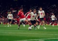 Pemain Manchester United dan Bournemouth berebut bola dalam pertandingan sepak bola