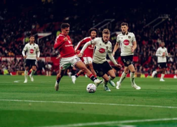 Pemain Manchester United dan Bournemouth berebut bola dalam pertandingan sepak bola