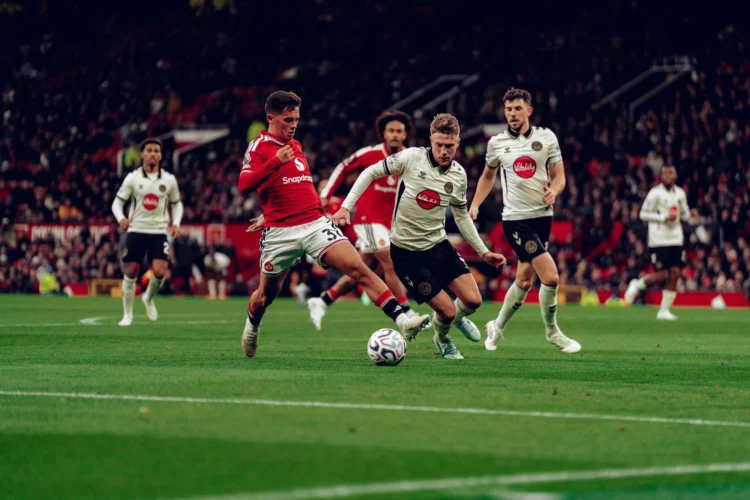 Pemain Manchester United dan Bournemouth berebut bola dalam pertandingan sepak bola