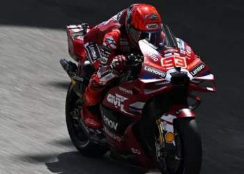 Marc Marquez mengendarai motor Ducati bernomor 93 di lintasan