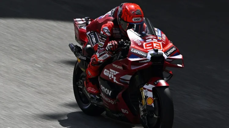 Marc Marquez mengendarai motor Ducati bernomor 93 di lintasan