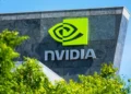 Logo Nvidia pada bagian luar gedung dengan pepohonan di bagian depan