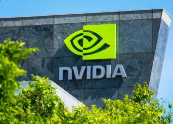 Logo Nvidia pada bagian luar gedung dengan pepohonan di bagian depan