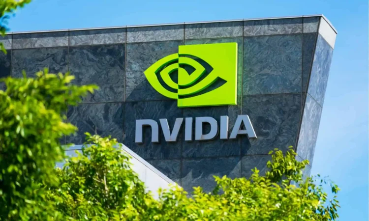 Logo Nvidia pada bagian luar gedung dengan pepohonan di bagian depan
