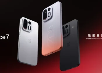 Materi promosi OnePlus Ace 7 menampilkan tiga ponsel berwarna terang dan gelap dengan modul kamera belakang