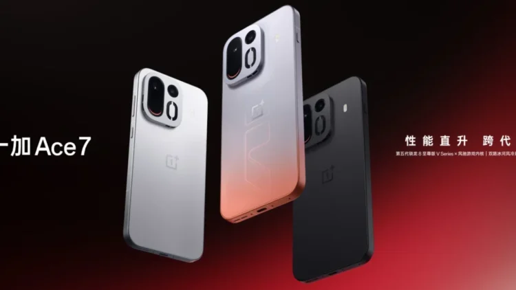 Materi promosi OnePlus Ace 7 menampilkan tiga ponsel berwarna terang dan gelap dengan modul kamera belakang