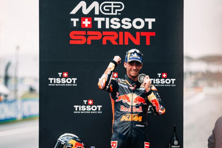 Pedro Acosta mengenakan pakaian balap Red Bull KTM dan merayakan kemenangan di depan papan Tissot Sprint
