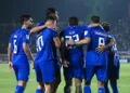 Sejumlah pemain Persib Bandung mengenakan seragam biru berkumpul di lapangan