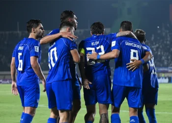 Sejumlah pemain Persib Bandung mengenakan seragam biru berkumpul di lapangan