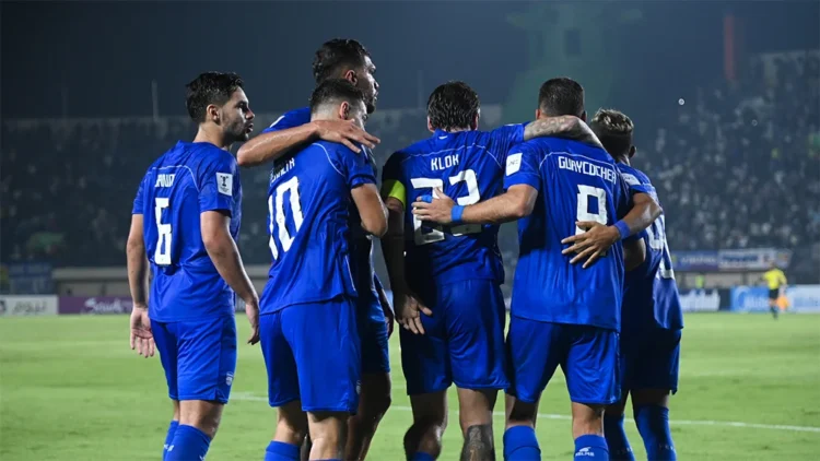 Sejumlah pemain Persib Bandung mengenakan seragam biru berkumpul di lapangan