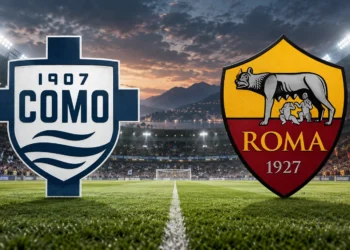 Ilustrasi pertandingan Como vs AS Roma dengan kedua logo klub berlatar lapangan sepak bola.