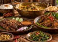 Ilustrasi aneka makanan berempah di atas meja, berupa sate daging, gulai dalam kuali besar, olahan daging berbumbu, nasi, dan sayuran