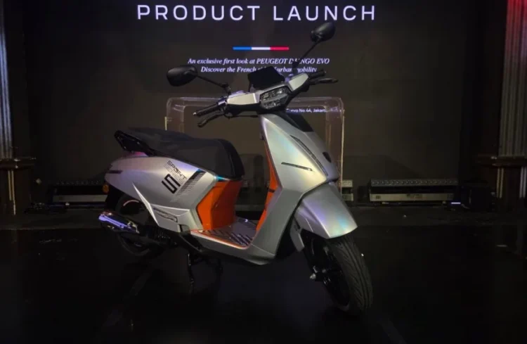 Peugeot Django Evo 125 berwarna perak dengan aksen jingga dipajang di panggung peluncuran produk.