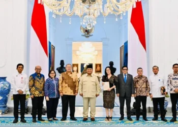 Presiden Prabowo Subianto berdiri bersama anggota Tim Gabungan Perumus Undang-Undang Satu Data Indonesia di Istana Kepresidenan