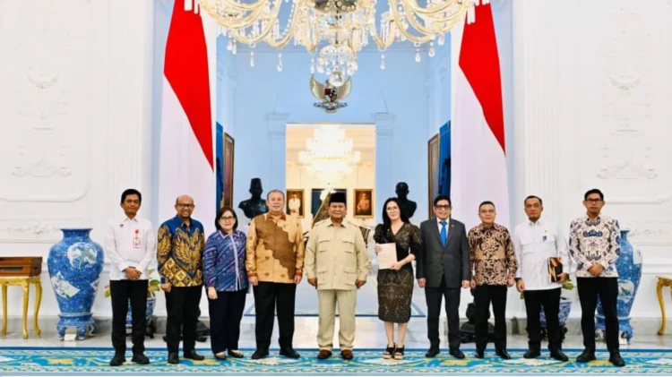 Presiden Prabowo Subianto berdiri bersama anggota Tim Gabungan Perumus Undang-Undang Satu Data Indonesia di Istana Kepresidenan