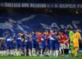 Pemain Chelsea dan Manchester United bersama pendamping anak berbaris dan bersalaman sebelum pertandingan sepak bola