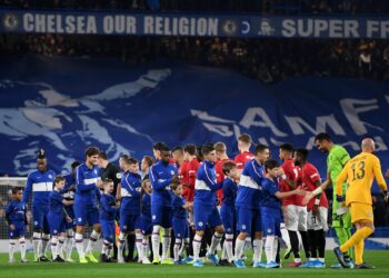 Pemain Chelsea dan Manchester United bersama pendamping anak berbaris dan bersalaman sebelum pertandingan sepak bola