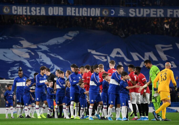 Pemain Chelsea dan Manchester United bersama pendamping anak berbaris dan bersalaman sebelum pertandingan sepak bola