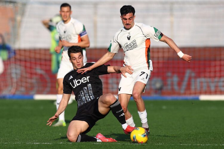 Pemain Como berseragam hitam berusaha merebut bola dari pemain Venezia berseragam putih dalam pertandingan sepak bola