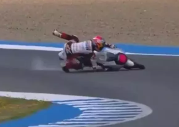Veda Ega Pratama terjatuh saat Q2 Moto3 Jepang 2026