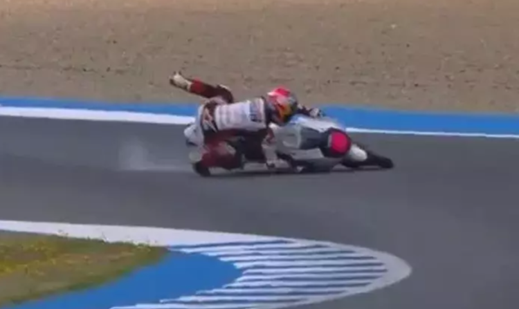 Veda Ega Pratama terjatuh saat Q2 Moto3 Jepang 2026