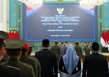 Tangkapan layar upacara pelantikan di Istana Negara, sejumlah hadirin menghadap layar bertuliskan pelantikan Wakil Panglima TNI dan Kepala Staf Angkatan Darat