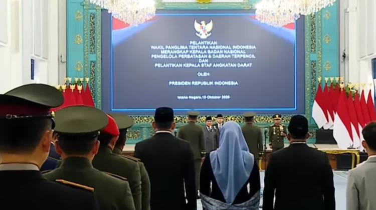 Tangkapan layar upacara pelantikan di Istana Negara, sejumlah hadirin menghadap layar bertuliskan pelantikan Wakil Panglima TNI dan Kepala Staf Angkatan Darat