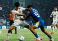 Pemain berseragam biru nomor 97 berebut bola dengan pemain berseragam putih dalam pertandingan Persib melawan Persik