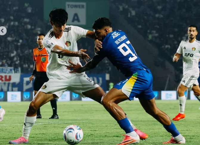 Pemain berseragam biru nomor 97 berebut bola dengan pemain berseragam putih dalam pertandingan Persib melawan Persik