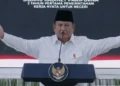 Presiden Prabowo Subianto menyampaikan pidato di podium pada Sidang Kabinet Paripurna