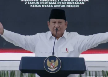 Presiden Prabowo Subianto menyampaikan pidato di podium pada Sidang Kabinet Paripurna